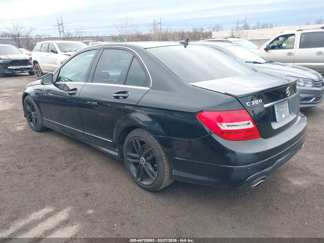 2012 MERCEDES-BENZ C 300 WDDGF8BB7CA686293 Photo 2