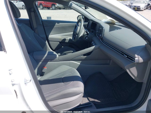 KMHLL4DGXSU050494 Hyundai ELANTRA SE