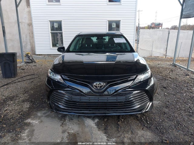 Продажа на аукционе авто 2018 Toyota Camry Le, vin: 4T1B11HK9JU613418, номер лота: 44725737