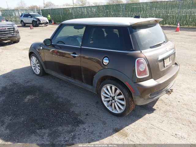 2010 MINI COOPER WMWMF7C57ATX45258 Photo 2