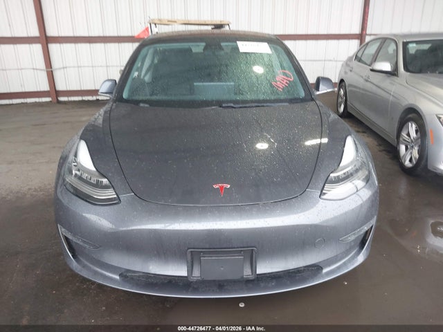 2018 Tesla Model 3 Long Range/mid Range მანქანა იყიდება აუქციონზე, vin: 5YJ3E1EA4JF050215, აუქციონის ნომერი: 44726477