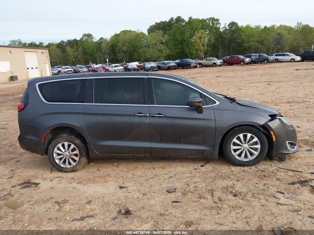 2019 Chrysler Pacifica Touring Plus მანქანა იყიდება აუქციონზე, vin: 2C4RC1FG2KR652099, აუქციონის ნომერი: 44726749