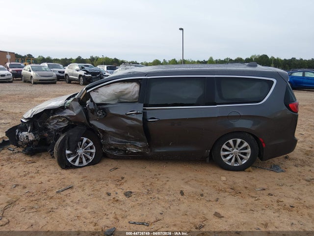 2019 Chrysler Pacifica Touring Plus მანქანა იყიდება აუქციონზე, vin: 2C4RC1FG2KR652099, აუქციონის ნომერი: 44726749