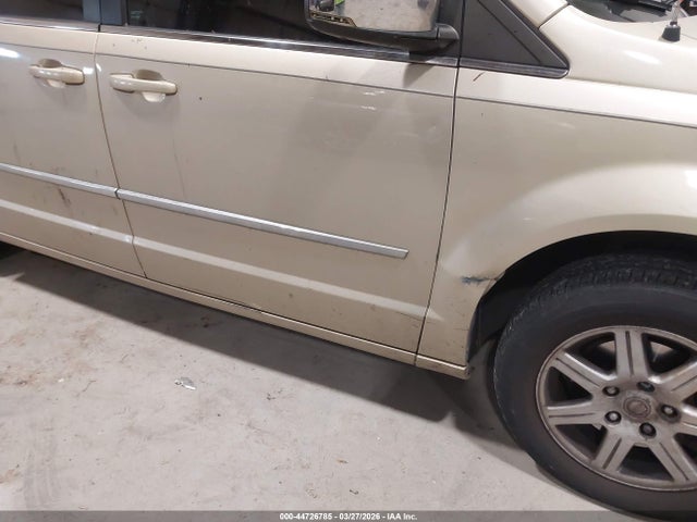 44726785 :رقم المزاد ، 2A4RR8DXXAR421809 vin ، 2010 Chrysler Town & Country Touring Plus مزاد بيع