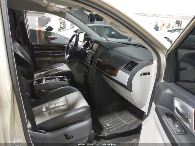 44726785 :رقم المزاد ، 2A4RR8DXXAR421809 vin ، 2010 Chrysler Town & Country Touring Plus مزاد بيع