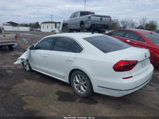 2017 VOLKSWAGEN PASSAT 1VWAT7A35HC039297 Photo 2