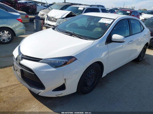 Toyota COROLLA LE 2018 5YFBURHE4JP749229 Image 2