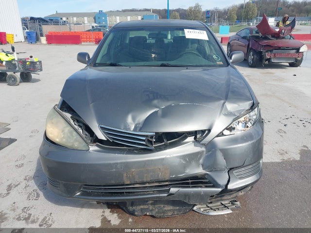 2005 Toyota Camry Le მანქანა იყიდება აუქციონზე, vin: 4T1BE32K35U585081, აუქციონის ნომერი: 44727115