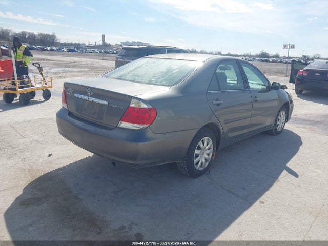 2005 Toyota Camry Le მანქანა იყიდება აუქციონზე, vin: 4T1BE32K35U585081, აუქციონის ნომერი: 44727115