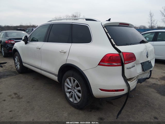 2011 VOLKSWAGEN TOUAREG WVGFF9BP7BD000186 Photo 2