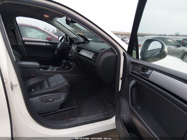 2011 VOLKSWAGEN TOUAREG WVGFF9BP7BD000186 Photo 4