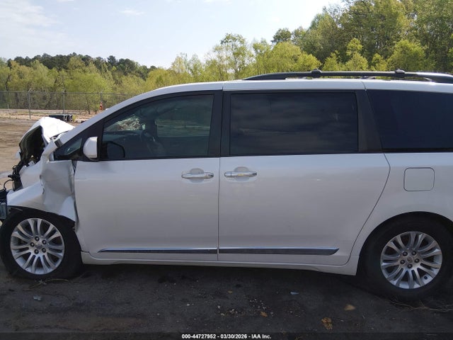44727952 :رقم المزاد ، 5TDYZ3DC6HS821207 vin ، 2017 Toyota Sienna Xle 8 Passenger مزاد بيع