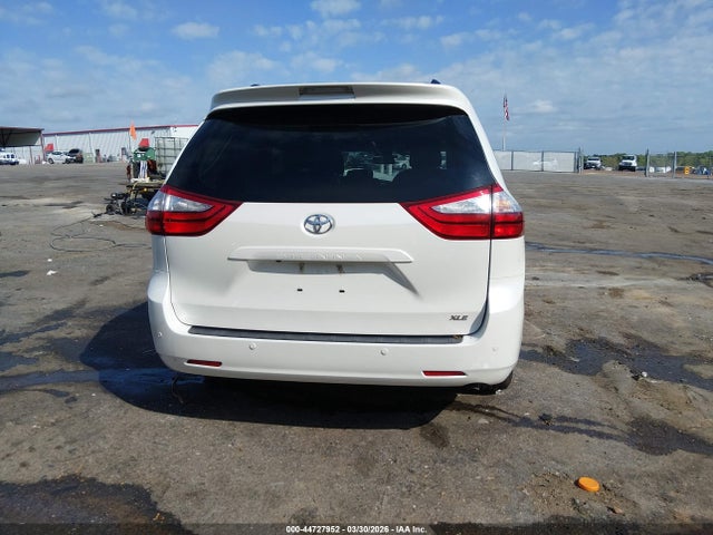 44727952 :رقم المزاد ، 5TDYZ3DC6HS821207 vin ، 2017 Toyota Sienna Xle 8 Passenger مزاد بيع
