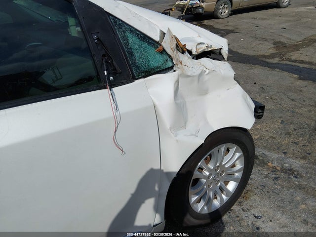 44727952 :رقم المزاد ، 5TDYZ3DC6HS821207 vin ، 2017 Toyota Sienna Xle 8 Passenger مزاد بيع