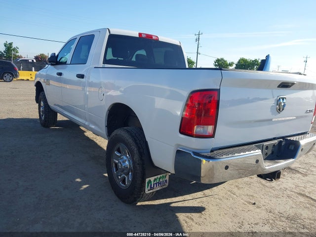 2016 RAM 2500 3C6UR5CL7GG129277 Photo 2