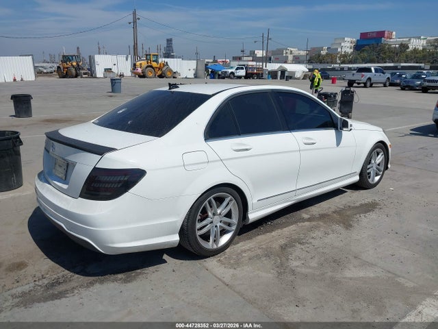 2013 Mercedes-benz C 250 Sport მანქანა იყიდება აუქციონზე, vin: WDDGF4HB2DR261034, აუქციონის ნომერი: 44728352