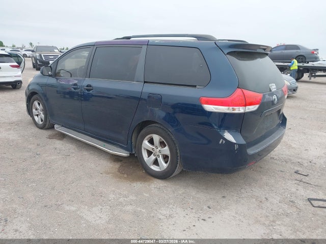 2012 TOYOTA SIENNA 5TDKK3DC1CS213839 Photo 2
