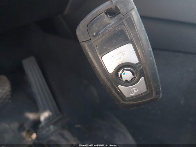 2015 Bmw 320i მანქანა იყიდება აუქციონზე, vin: WBA3B1C50FK141570, აუქციონის ნომერი: 44729367