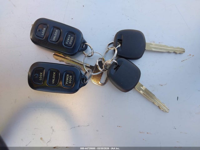 2000 Toyota Sienna Le მანქანა იყიდება აუქციონზე, vin: 4T3ZF13C6YU257768, აუქციონის ნომერი: 44729585