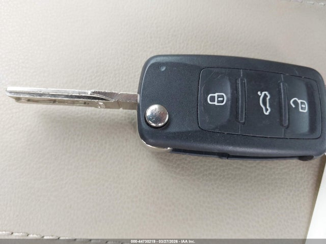 Продаж на аукціоні авто 2014 Volkswagen Beetle 2.5l, vin: 3VWJP7AT3EM608257, номер лоту: 44730219