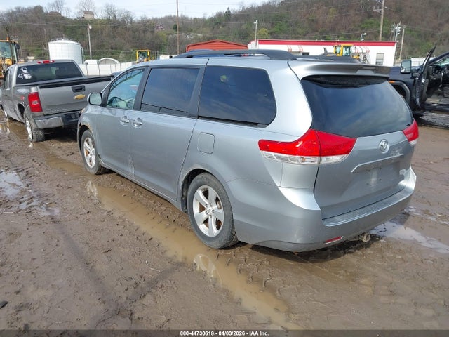 2011 TOYOTA SIENNA 5TDKK3DC8BS113932 Photo 2