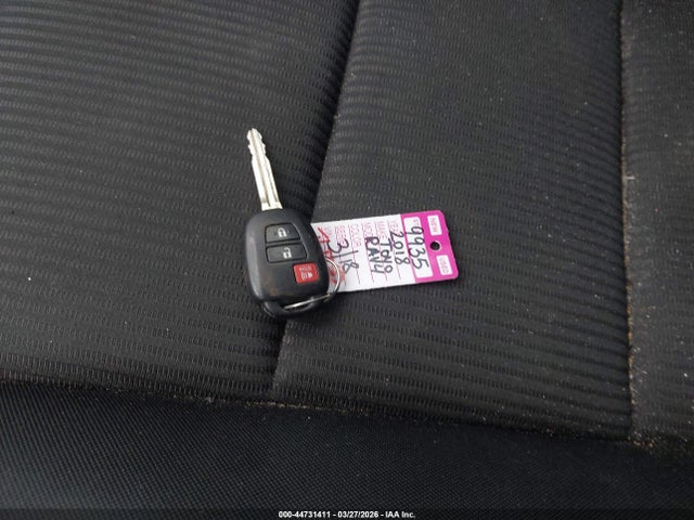 JTMBFREV4JJ179963 Toyota RAV4 LE