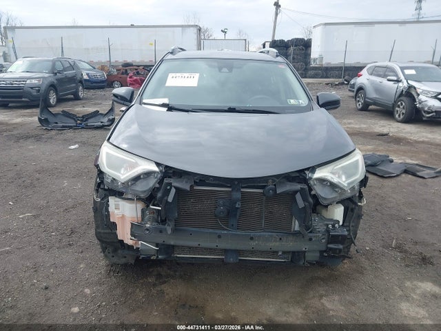 JTMBFREV4JJ179963 Toyota RAV4 LE