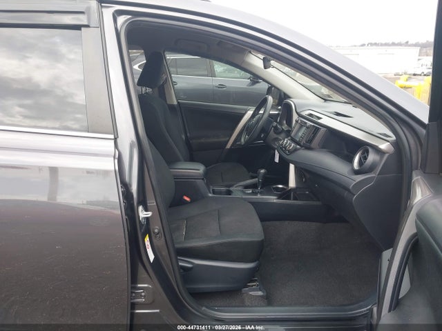 JTMBFREV4JJ179963 Toyota RAV4 LE