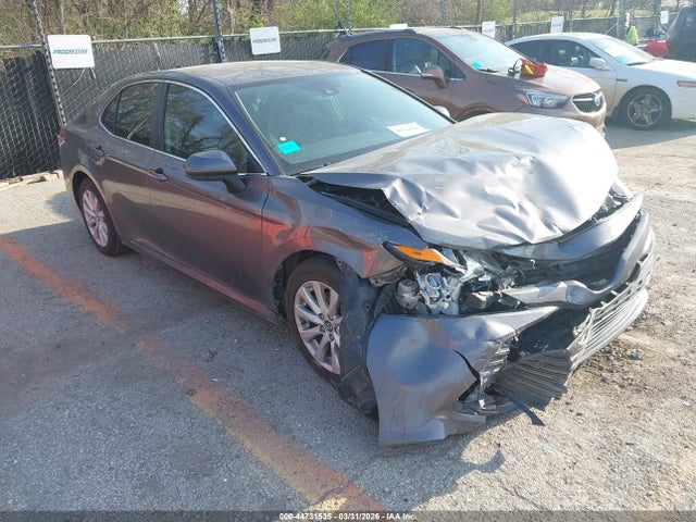 44731535 :رقم المزاد ، 4T1B11HK2KU202993 vin ، 2019 Toyota Camry Le مزاد بيع