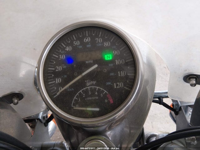 44731811 :رقم المزاد ، 5VPTD16D723001425 vin ، 2002 Victory Motorcycles Deluxe Touring مزاد بيع