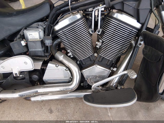 44731811 :رقم المزاد ، 5VPTD16D723001425 vin ، 2002 Victory Motorcycles Deluxe Touring مزاد بيع