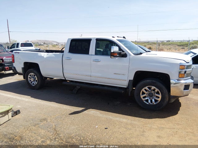 2015 Chevrolet Silverado 3500hd Ltz მანქანა იყიდება აუქციონზე, vin: 1GC4K0E84FF527054, აუქციონის ნომერი: 44731840