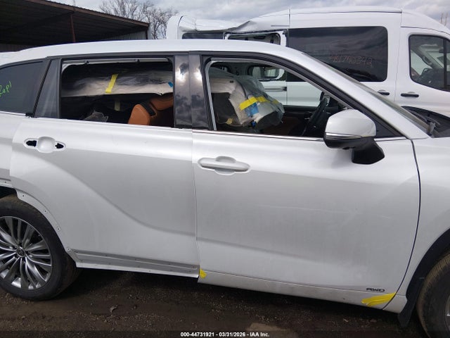 Toyota Highlander Hybrid Platinum 2024 5TDEBRCH6RS632971 Image 14
