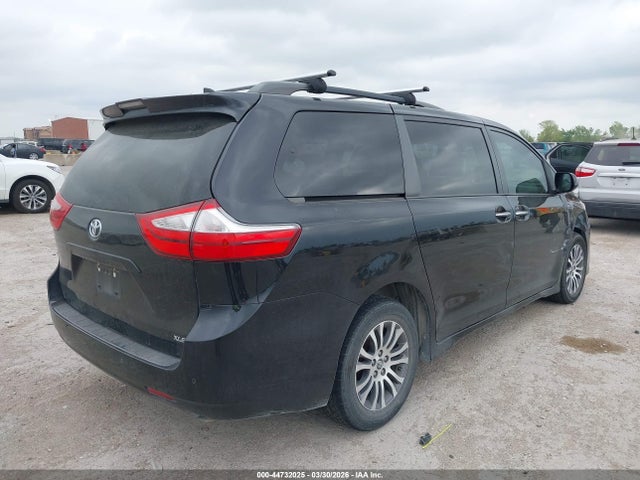 2019 TOYOTA SIENNA 5TDYZ3DC5KS017651 Photo 3