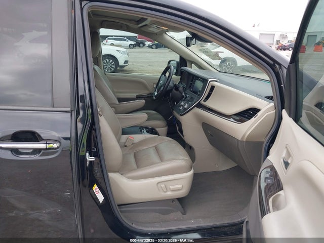2019 TOYOTA SIENNA 5TDYZ3DC5KS017651 Photo 4