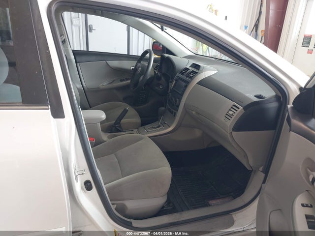 2013 Toyota Corolla Le მანქანა იყიდება აუქციონზე, vin: 5YFBU4EE8DP135702, აუქციონის ნომერი: 44732067