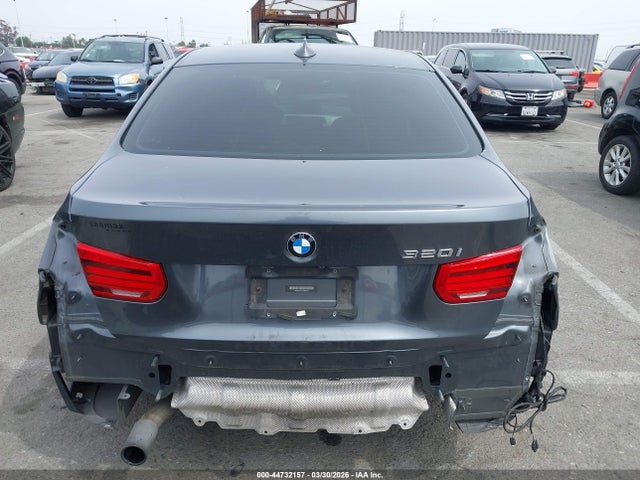 BMW 320i 2018 WBA8A9C54JK622910 Image 17