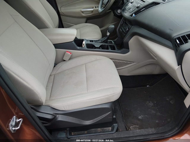 1FMCU0GDXHUA44985 Ford ESCAPE SE