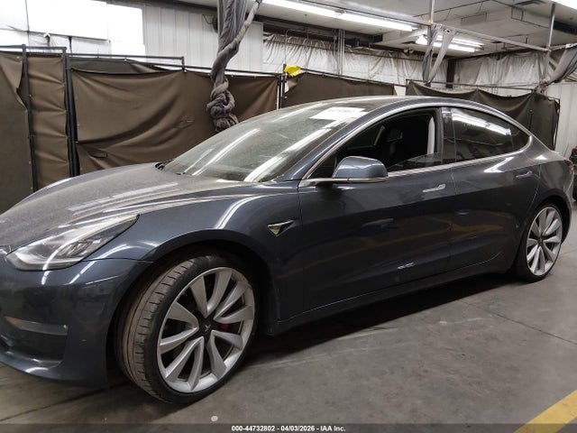44732802 :رقم المزاد ، 5YJ3E1EBXKF530477 vin ، 2019 Tesla Model 3 Long Range/performance مزاد بيع