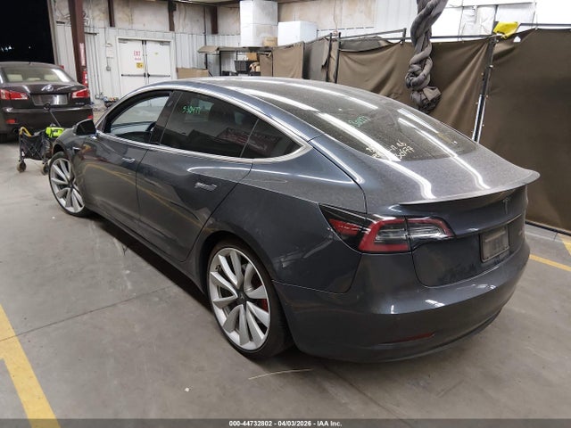 44732802 :رقم المزاد ، 5YJ3E1EBXKF530477 vin ، 2019 Tesla Model 3 Long Range/performance مزاد بيع