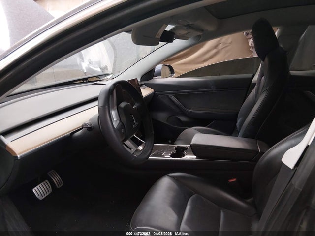 44732802 :رقم المزاد ، 5YJ3E1EBXKF530477 vin ، 2019 Tesla Model 3 Long Range/performance مزاد بيع