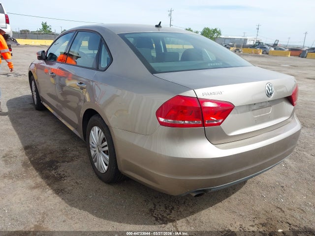 2015 Volkswagen Passat 1.8t S მანქანა იყიდება აუქციონზე, vin: 1VWAT7A33FC009261, აუქციონის ნომერი: 44733044