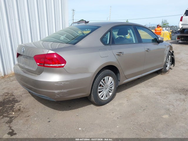 2015 Volkswagen Passat 1.8t S მანქანა იყიდება აუქციონზე, vin: 1VWAT7A33FC009261, აუქციონის ნომერი: 44733044