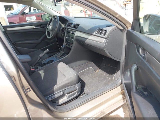 2015 Volkswagen Passat 1.8t S მანქანა იყიდება აუქციონზე, vin: 1VWAT7A33FC009261, აუქციონის ნომერი: 44733044