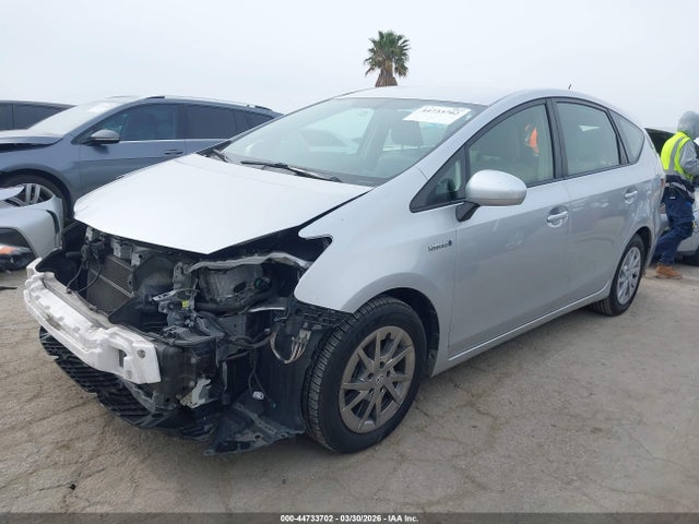 Toyota Prius V Four 2015 JTDZN3EU6FJ038759 Image 2