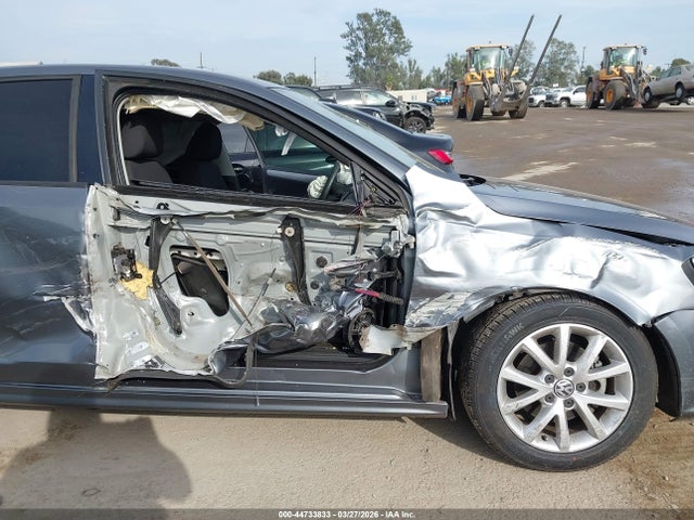 3VWD17AJ0FM205481 Volkswagen Jetta 1.8t Se