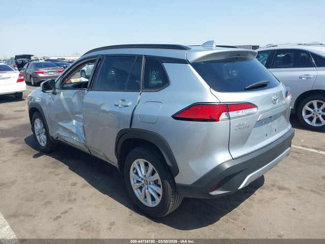 44734108 :رقم المزاد ، 7MUCAAAG9NV015215 vin ، 2022 Toyota Corolla Cross Le مزاد بيع