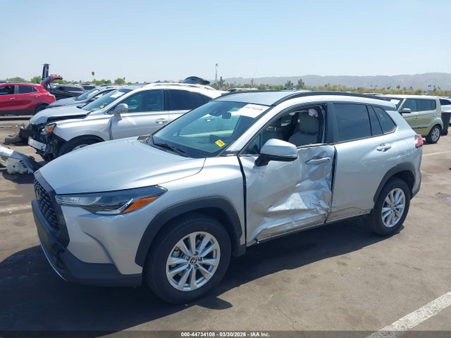 44734108 :رقم المزاد ، 7MUCAAAG9NV015215 vin ، 2022 Toyota Corolla Cross Le مزاد بيع