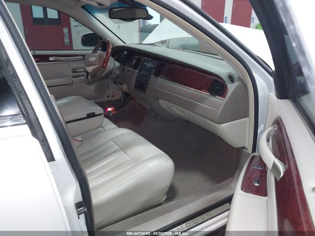 Продаж на аукціоні авто 2003 Lincoln Town Car Signature, vin: 1LNHM82W23Y623161, номер лоту: 44734152