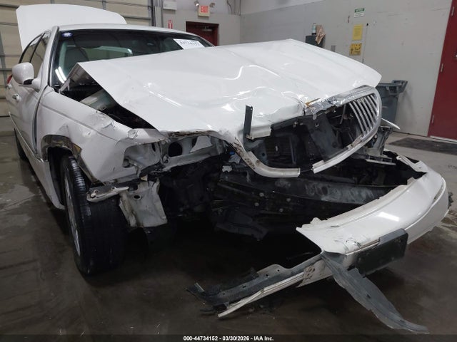 Продаж на аукціоні авто 2003 Lincoln Town Car Signature, vin: 1LNHM82W23Y623161, номер лоту: 44734152